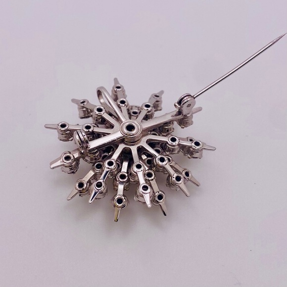 Vintage Silvertone Rhinestone Snowflake Starburst Brooch 1.25โ - Picture 5 of 6